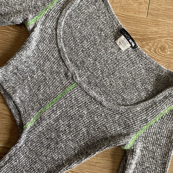 Asymmetric Crop Top - Picture 3 of 4